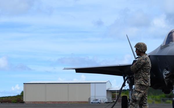 Marines refuel Eielson F-35s during Valiant Shield 2022