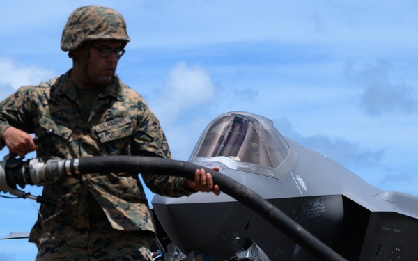 Marines refuel Eielson F-35s during Valiant Shield 2022