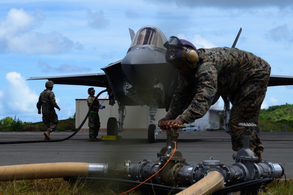 Marines refuel Eielson F-35s during Valiant Shield 2022