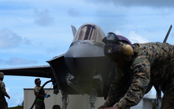 Marines refuel Eielson F-35s during Valiant Shield 2022