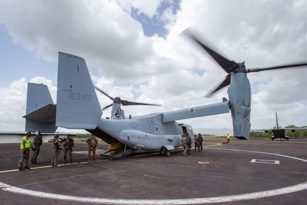 Caraibes 22: U.S. Marines transport members of the French Armed Forces
