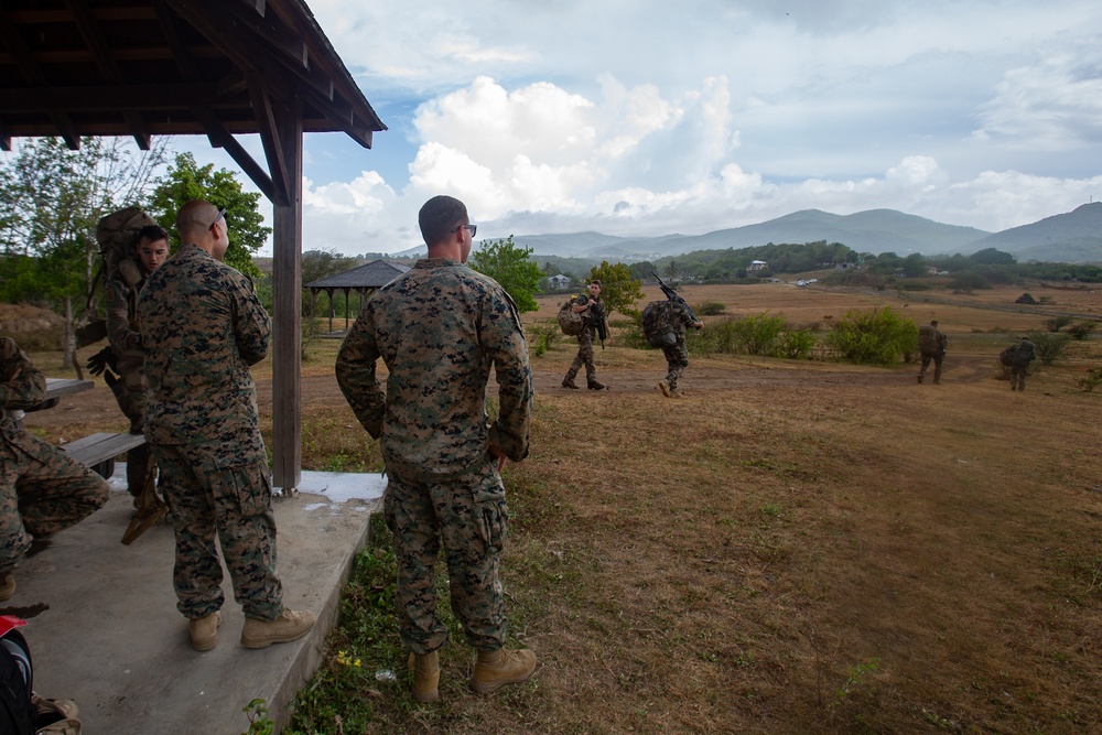 Caraibes 22: U.S. Marines transport members of the French Armed Forces