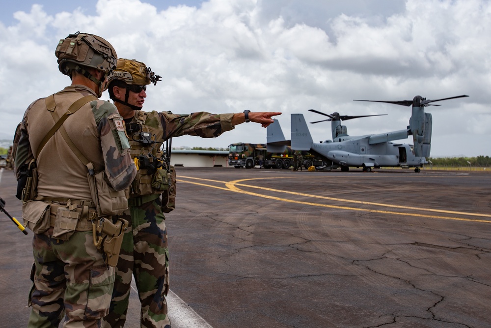 Caraibes 22: U.S. Marines transport members of the French Armed Forces