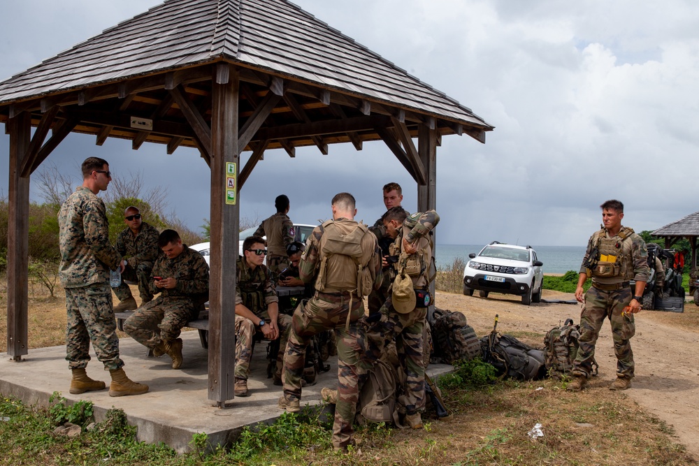Caraibes 22: U.S. Marines transport members of the French Armed Forces