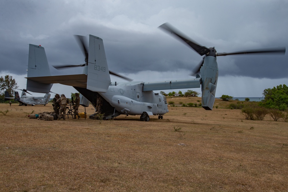 Caraibes 22: U.S. Marines transport members of the French Armed Forces