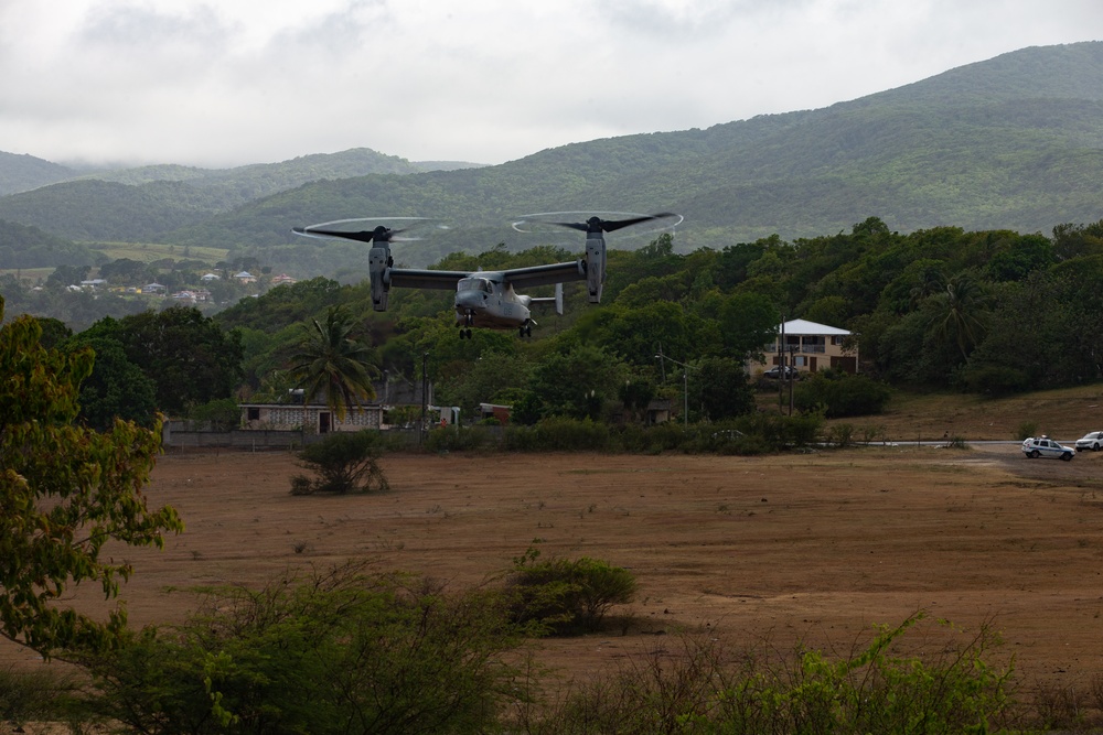 Caraibes 22: U.S. Marines transport members of the French Armed Forces