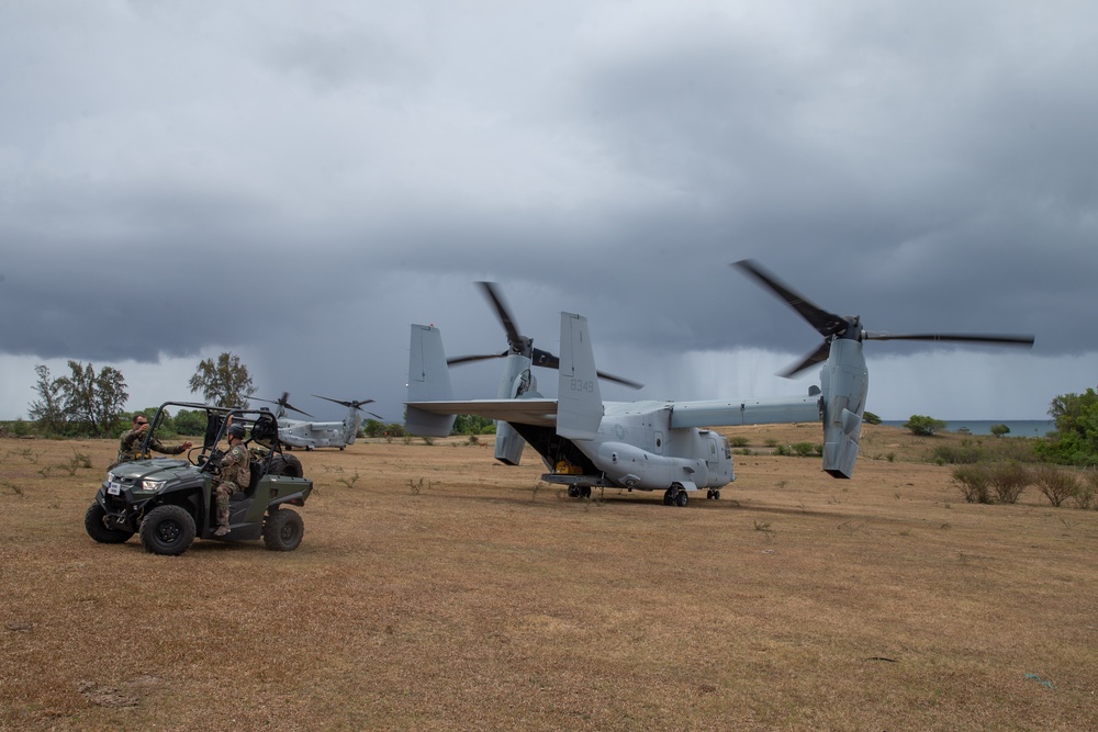 Caraibes 22: U.S. Marines transport members of the French Armed Forces