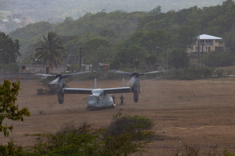 Caraibes 22: U.S. Marines transport members of the French Armed Forces