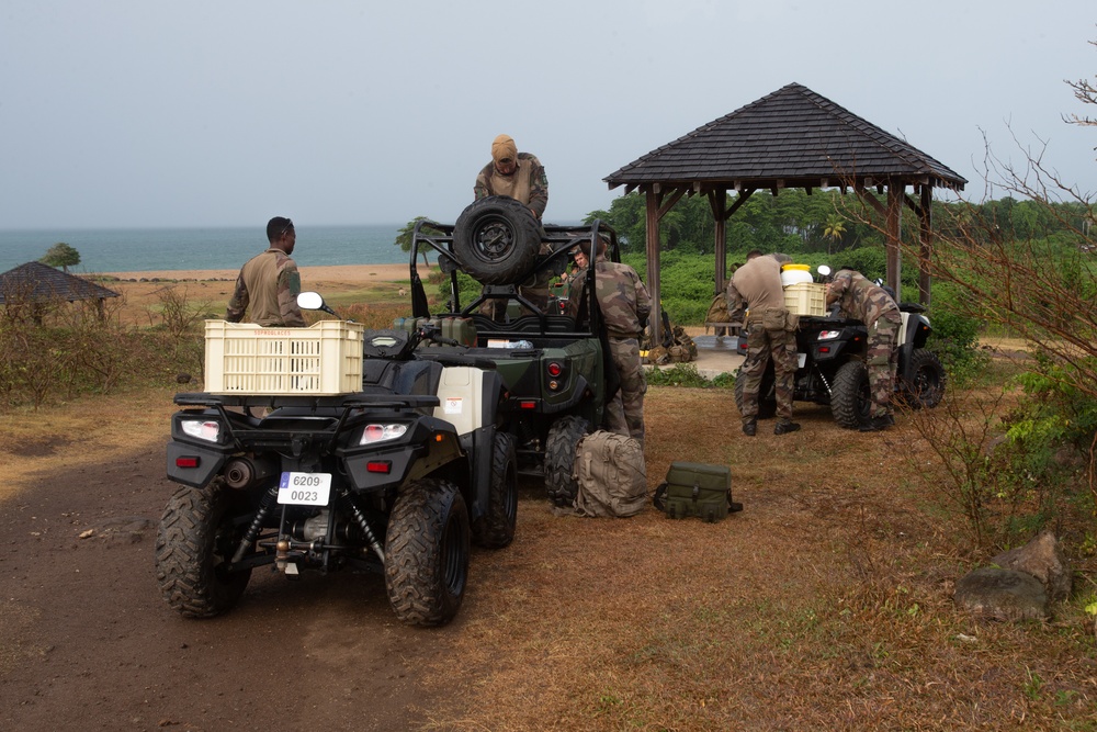 Caraibes 22: U.S. Marines transport members of the French Armed Forces