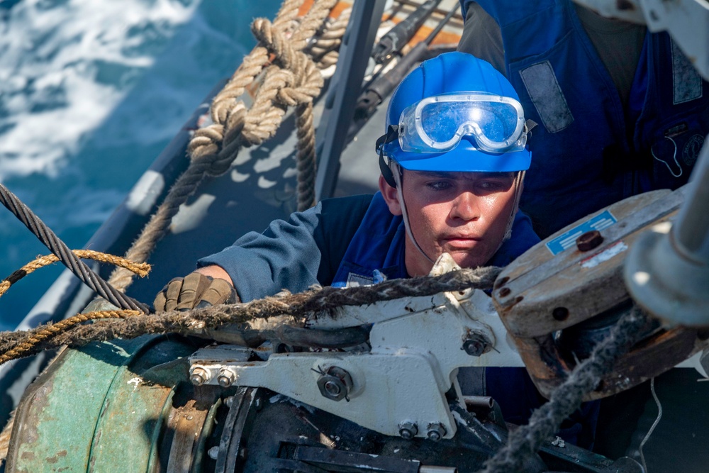 Spruance Conducts RAS with USNS Tippecanoe