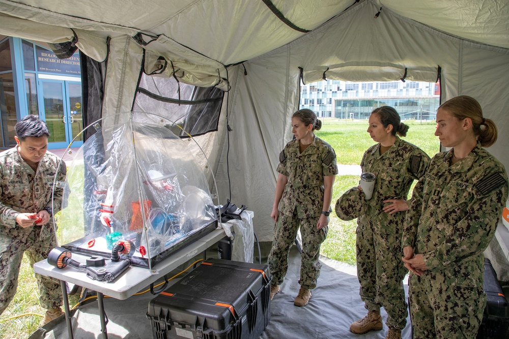 NMRC BDRD Conducts Training for Biological Defense Field Equipment