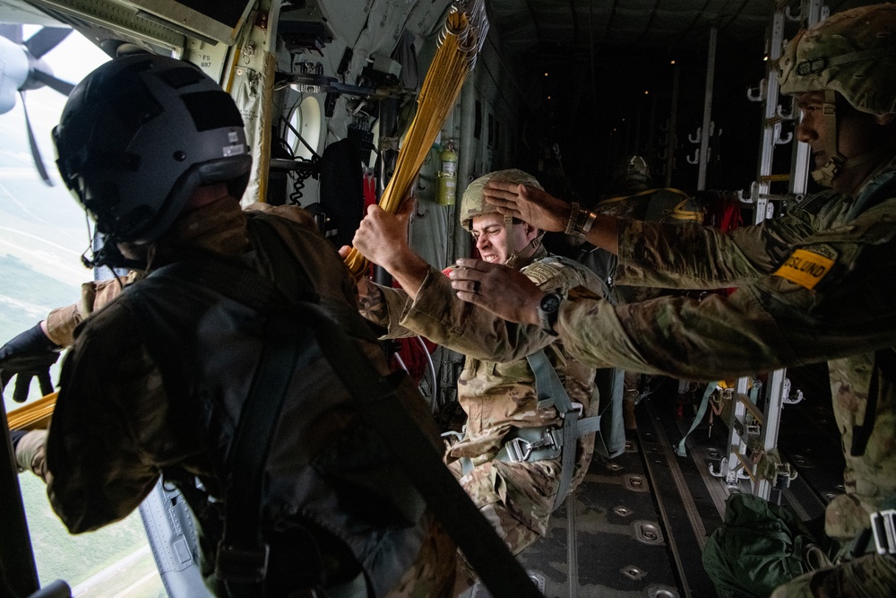 DVIDS - Images - Air Force, Army conduct joint airborne operations ...