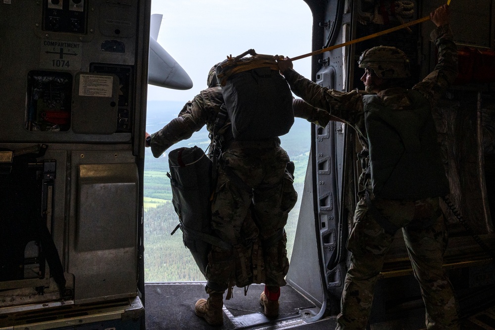 Air Force, Army conduct joint airborne operations, develop combat capabilities for RED FLAG-Alaska 22-2