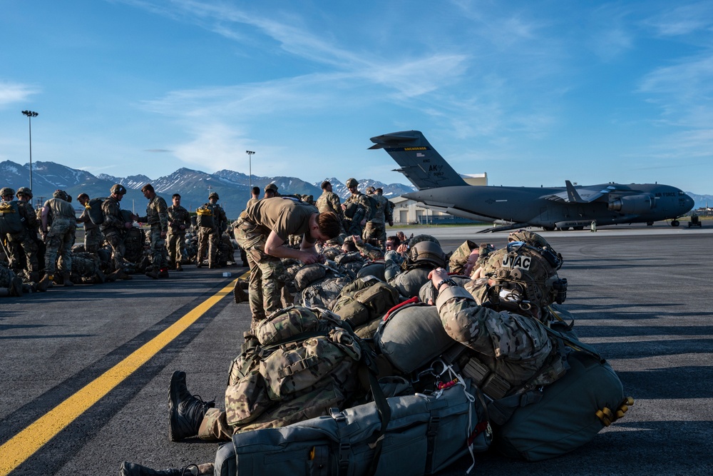 Air Force, Army conduct joint airborne operations, develop combat capabilities for RED FLAG-Alaska 22-2