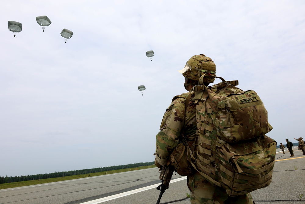 2/11 IBCT (A) CSM Observes Paratroopers