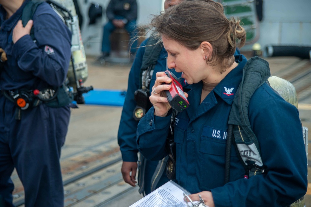 USS Jason Dunham (DDG 109) Conducts an In-Port Emergency Team Drill