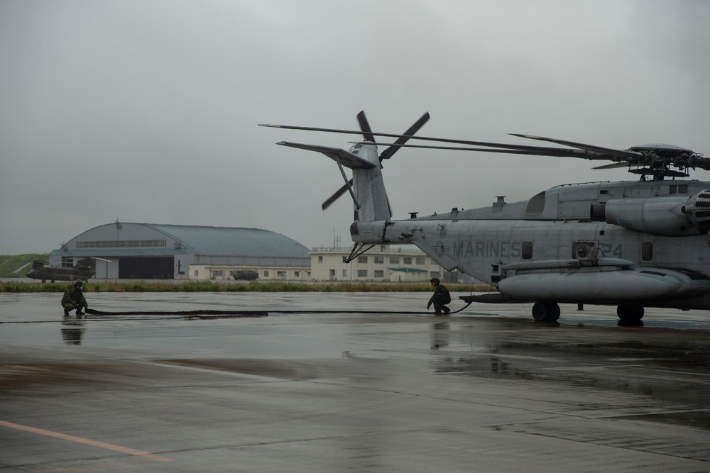 PALS 22: USMC CH-53 Sea Stallion refuels JSDF V-22 Osprey