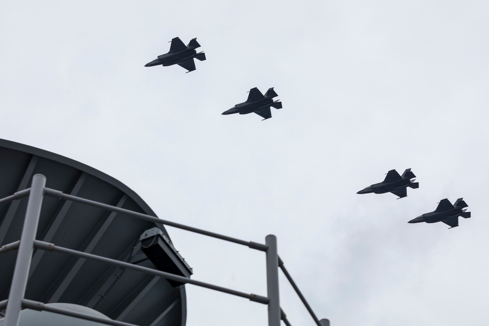 Green Knights Conduct Flight-Ops from USS Tripoli