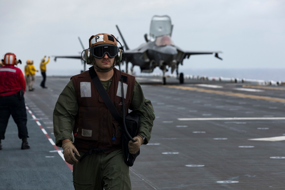Green Knights Conduct Flight-Ops from USS Tripoli