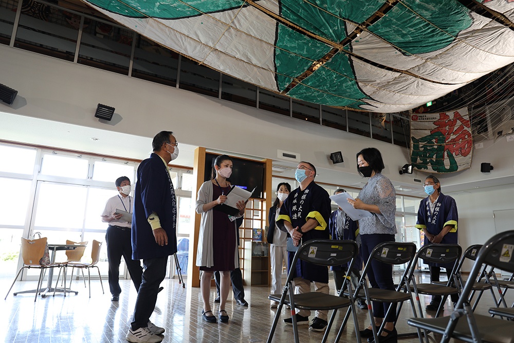 USAG Japan commander tours giant kite center, learns about touchstone of Japanese culture