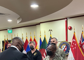 DESRON 7 Sailor meets SECDEF, fellow Georgia native