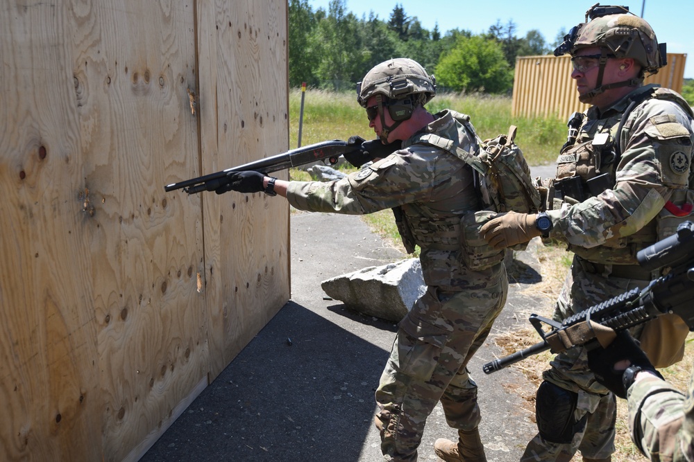 B Trp Platoon demolition breaching range