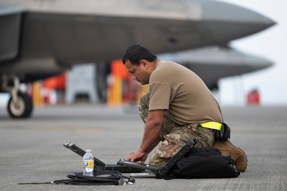 Hawaiian Raptors join the 354th AEW