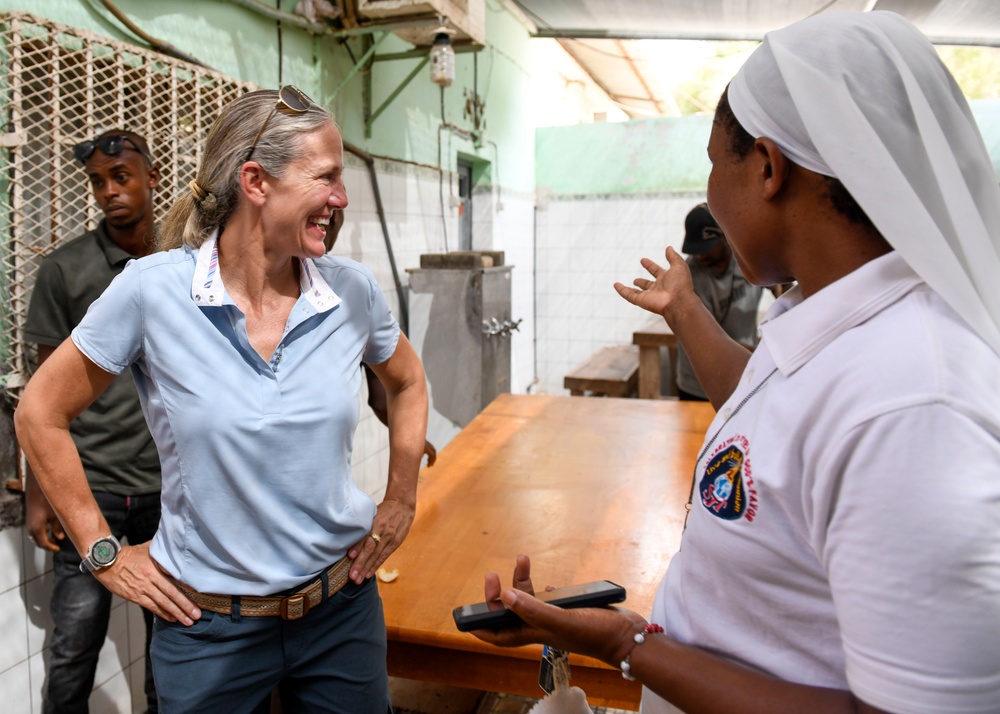 U.S. Army Maj. Gen. Jami Shawley visit local refugee day center in Djibouti