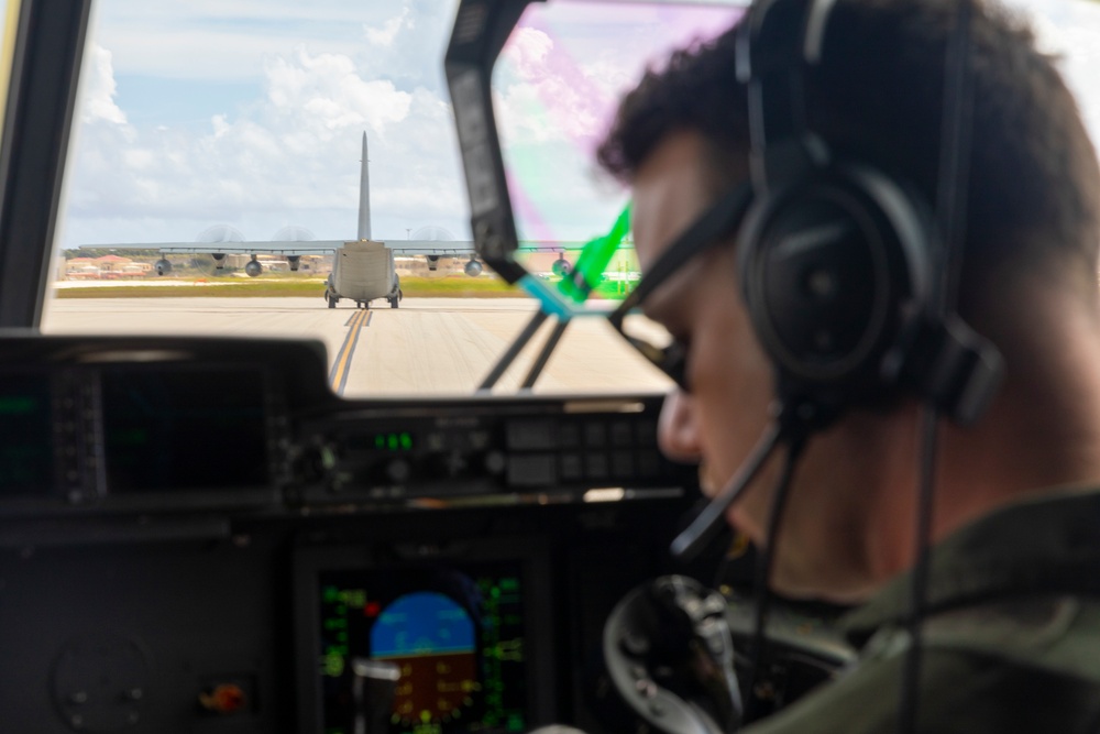 Sumos refuel Green Knights en-route back to USS Tripoli