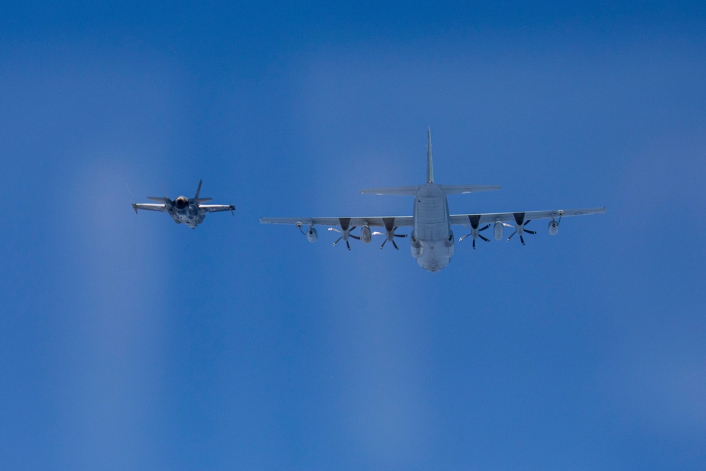 Sumos refuel Green Knights en-route back to USS Tripoli