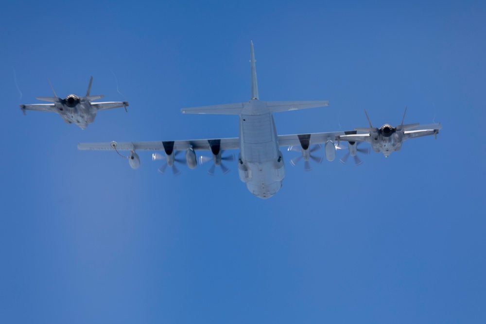 Sumos refuel Green Knights en-route back to USS Tripoli