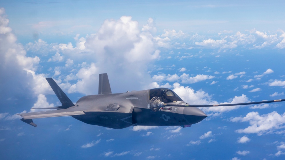 Sumos refuel Green Knights en-route back to USS Tripoli