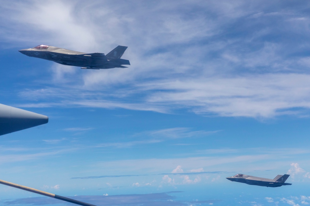 Sumos refuel Green Knights en-route back to USS Tripoli