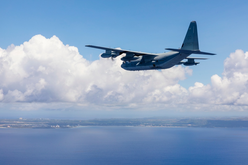 Sumos refuel Green Knights en-route back to USS Tripoli