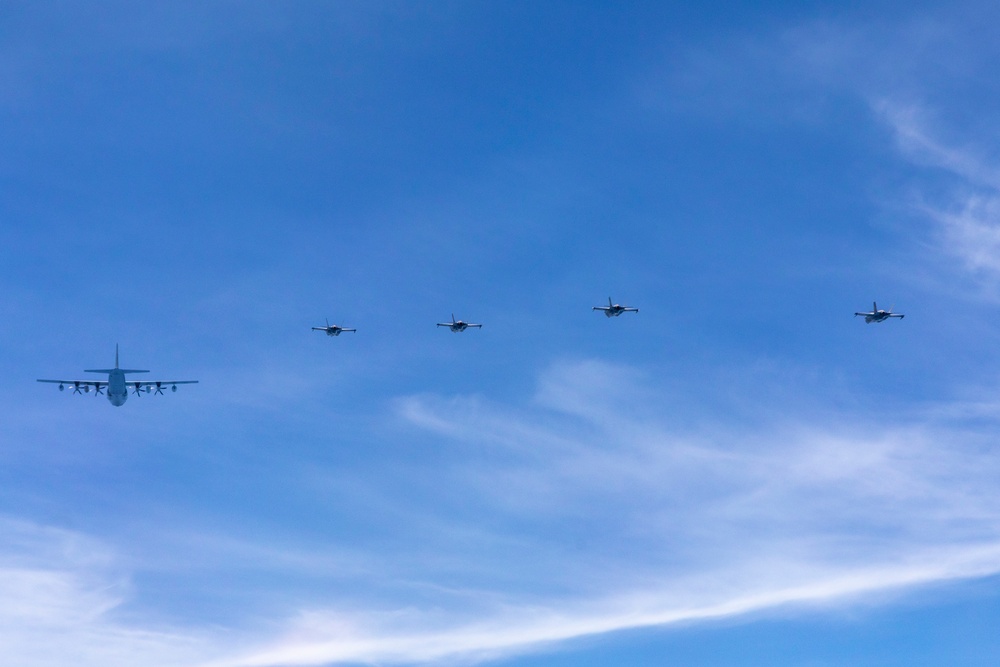 Sumos refuel Green Knights en-route back to USS Tripoli