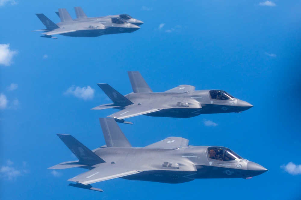 Sumos refuel Green Knights en-route back to USS Tripoli