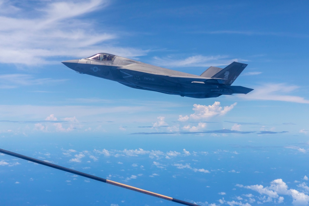 Sumos refuel Green Knights en-route back to USS Tripoli