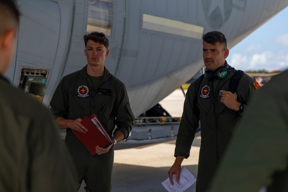 Sumos refuel Green Knights en-route back to USS Tripoli