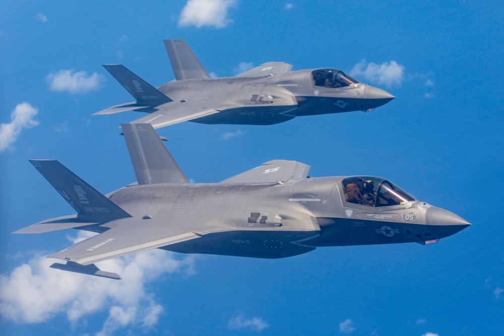 Sumos refuel Green Knights en-route back to USS Tripoli