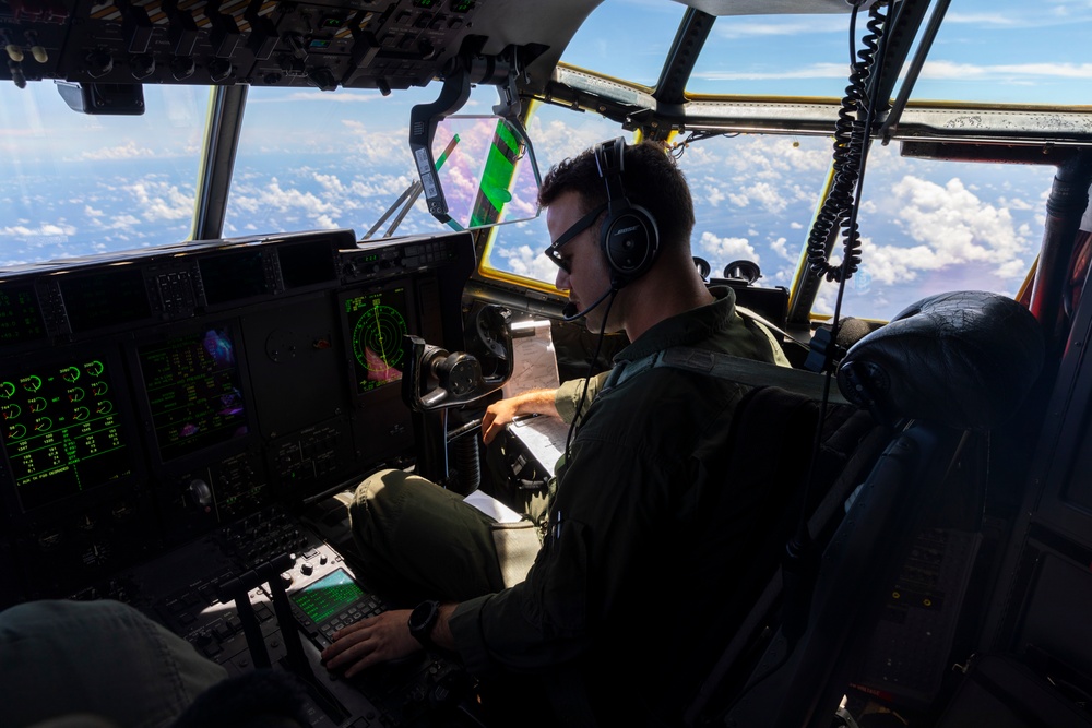 Sumos refuel Green Knights en-route back to USS Tripoli