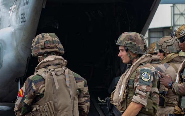 Caraibes 22: U.S. Marines transport members of the French Armed Forces