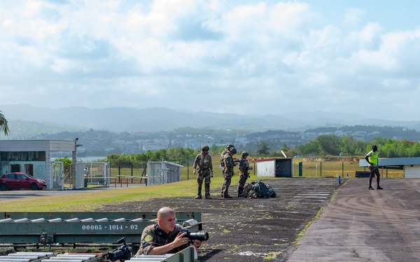 Caraibes 22: U.S. Marines transport members of the French Armed Forces