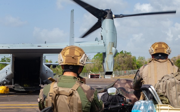 Caraibes 22: U.S. Marines transport members of the French Armed Forces