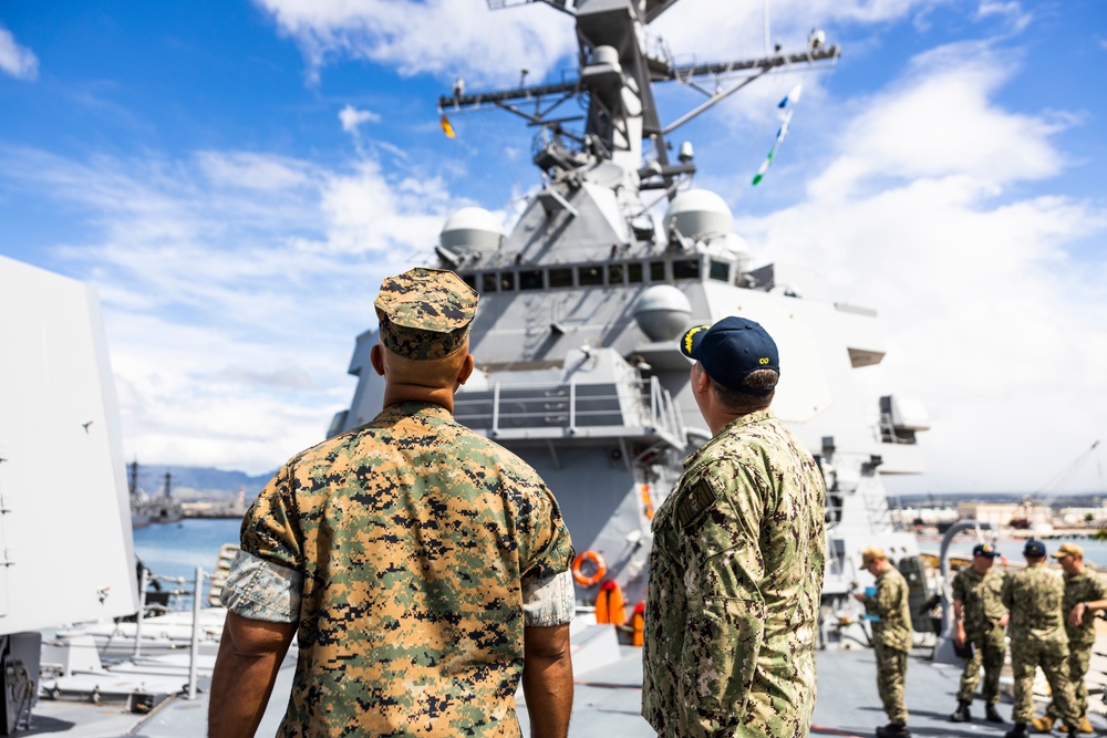 Major General Cavanaugh visits USS Frank E. Petersen, Jr. (DDG-121)