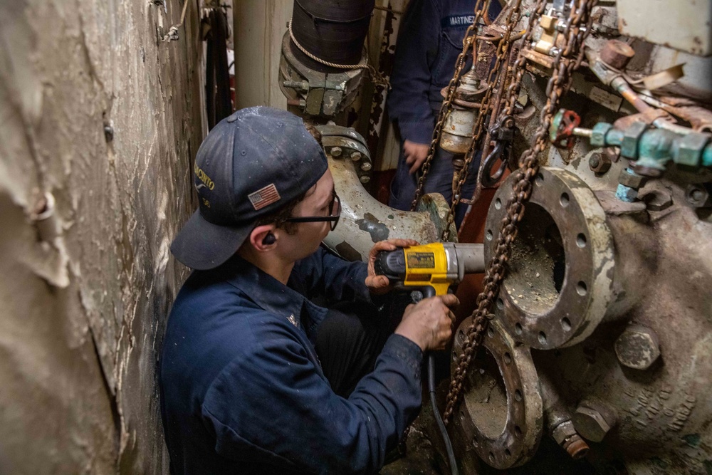 USS San Jacinto engineers conduct maintenance