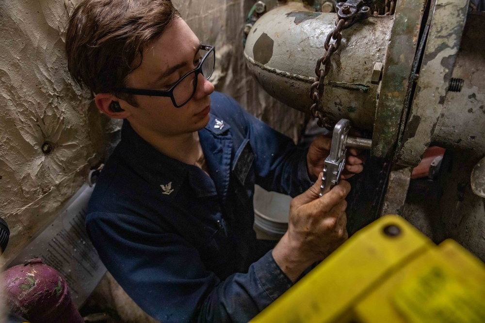 USS San Jacinto engineers conduct maintenance