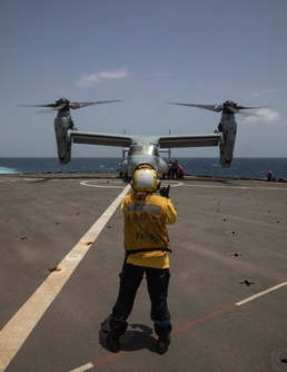 USS Carter Hall Works with VMM 266 During Exercise Caraibes 2022