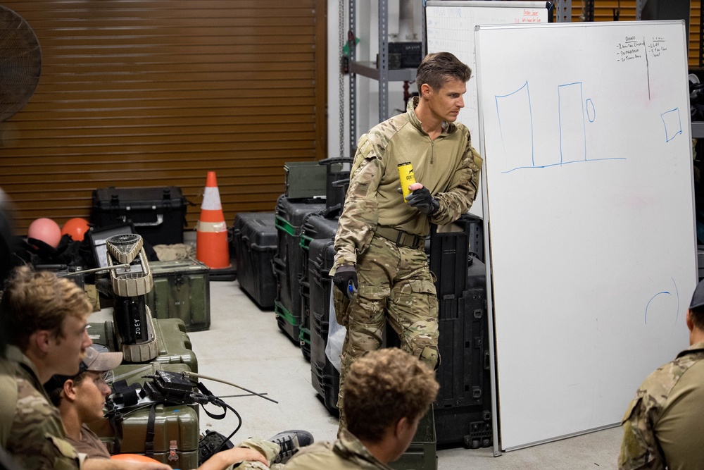 EODMU 5 conduct dives and pier sweep training during Valiant Shield 22