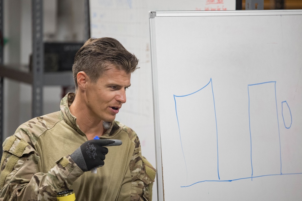 EODMU 5 conduct dives and pier sweep training during Valiant Shield 22