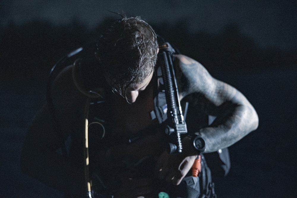 EODMU 5 conduct dives and pier sweep training during Valiant Shield 22
